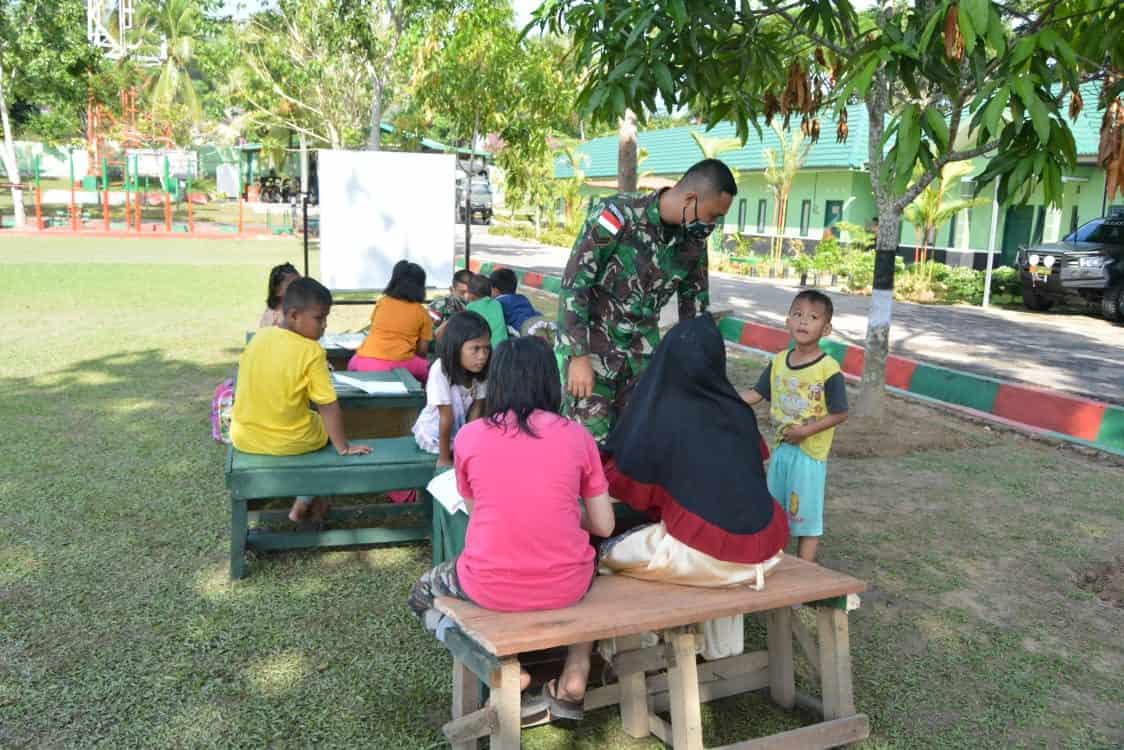 Bantu Siswa PJJ, Satgas Pamtas Yonif 623/BWU Ajak Siswa Belajar Bersama 1