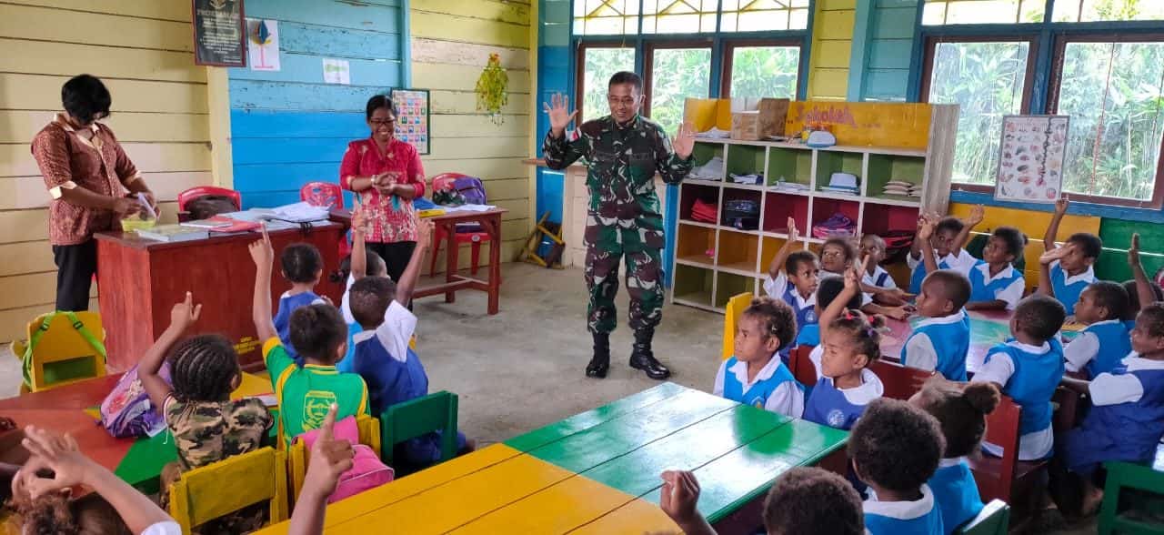 TNI Sahabat Anak, Satgas Yonif 312 Mengajar di TK Harapan Senggi Keerom