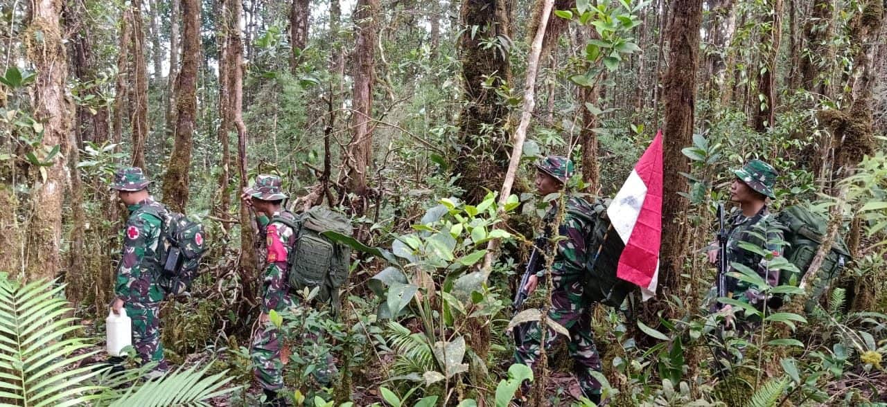 Pastikan Aman, Satgas Pamtas Yonif R 200/BN Gelar Patroli Patok di Perbatasan