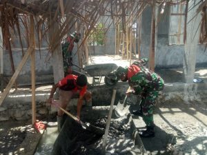 Persiapan PMB Tatap Muka, Satgas Yonif 732/Banau Perbaiki Ruang Sekolah di SMK 11 Teluk Elpaputih