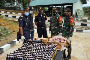 Satgas Yonif 407/PK Gagalkan Penyelundupan Ratusan Botol Miras, Daging Sapi dan Ayam