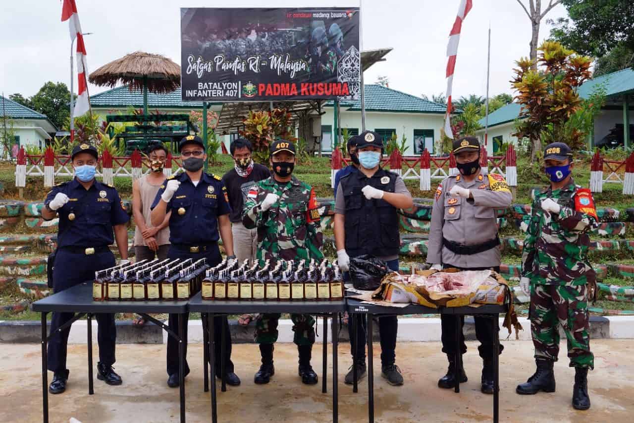 Satgas Yonif 407/PK Gagalkan Penyelundupan Ratusan Botol Miras, Daging Sapi dan Ayam