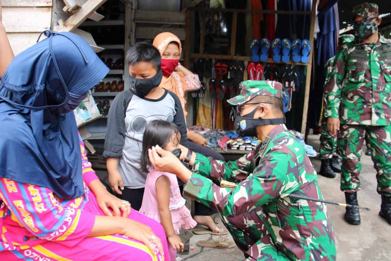 Blusukan ke Pasar, Pangdam XII/Tpr Bagikan Masker Kepada Warga