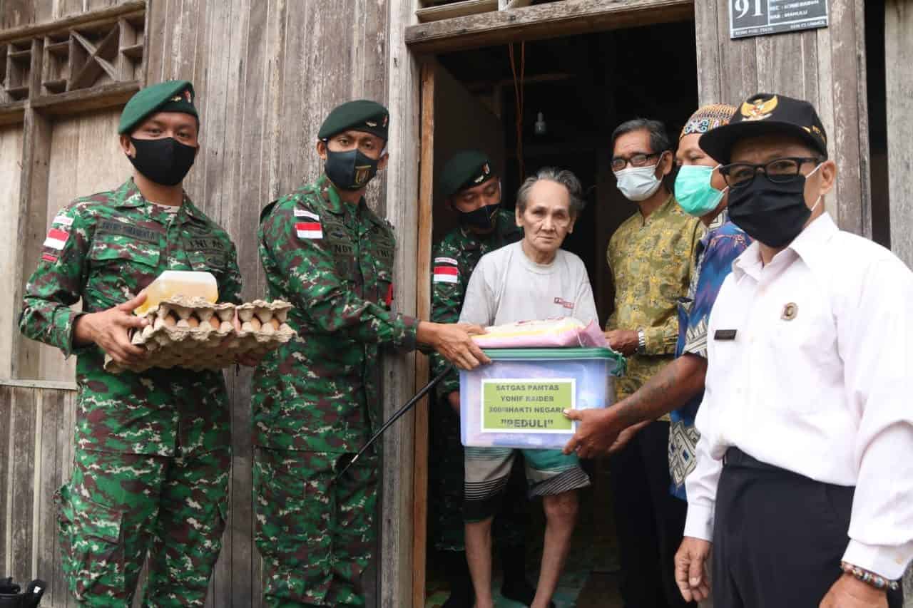 Peduli Sesama, Satgas Pamtas Yonif R 200/BN Bagikan Sembako Kepada Warga Batu Majang