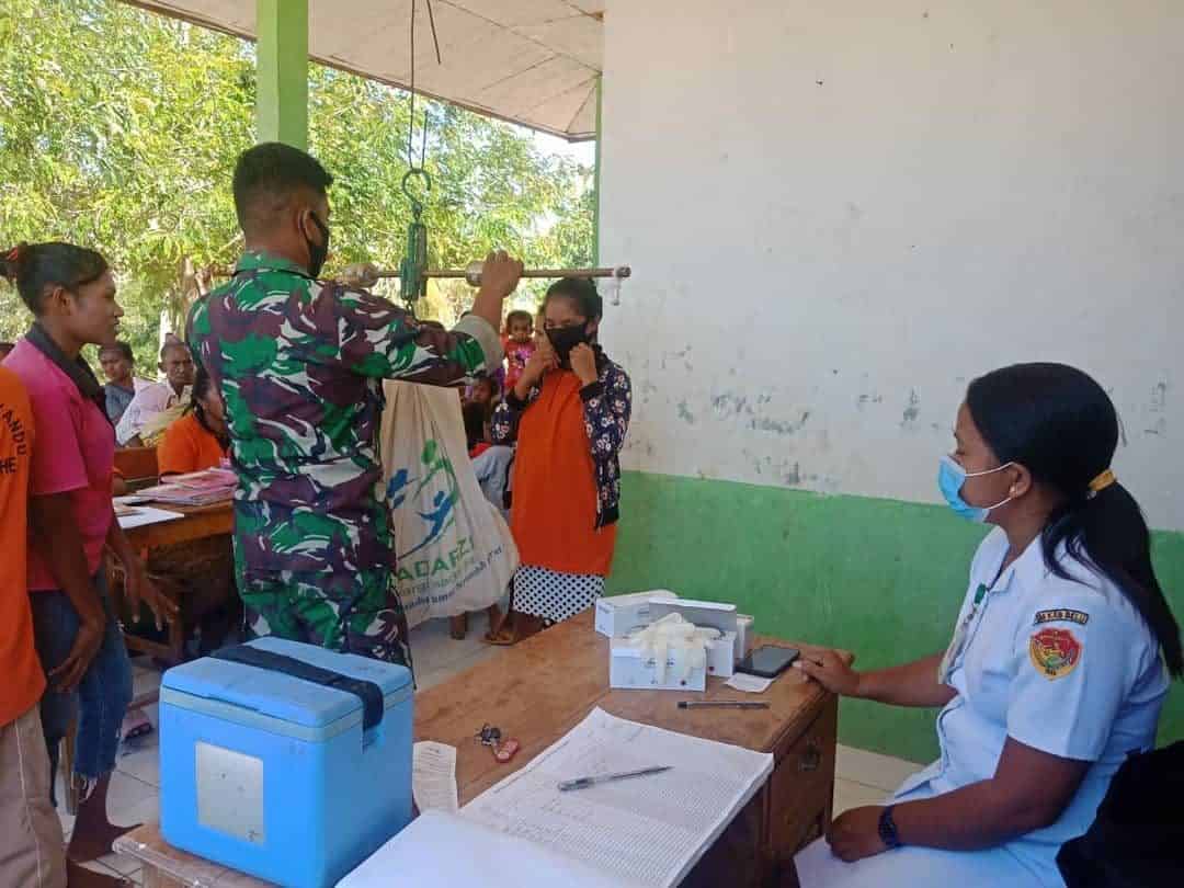 Peduli Kesehatan Balita dan Ibu Hamil, Satgas Yonif 744 Gelar Posyandu di Tohe