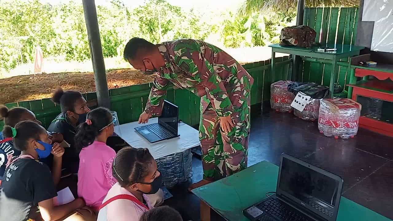 Satgas Yonif Mekanis 516/CY Ajarkan Siswa Sekolah Ilmu Komputer dan Dirikan PAUD