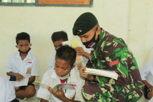 Perpustakaan Keliling Satgas Yonif RK 744 Sambangi SMP Negeri 1 Silawan