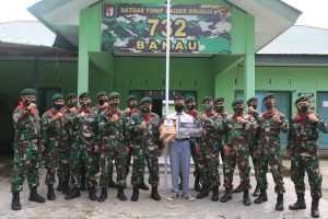 Satgas Yonif RK 732 Berikan Hadiah Kepada Pemenang Lomba Karikatur HUT ke-75 TNI