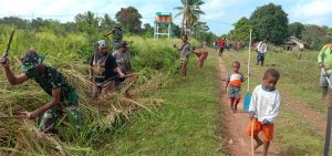 Satgas Yonif 125/Si’mbisa Gotong Royong Bersama Warga Bersihkan Kampung Kireli