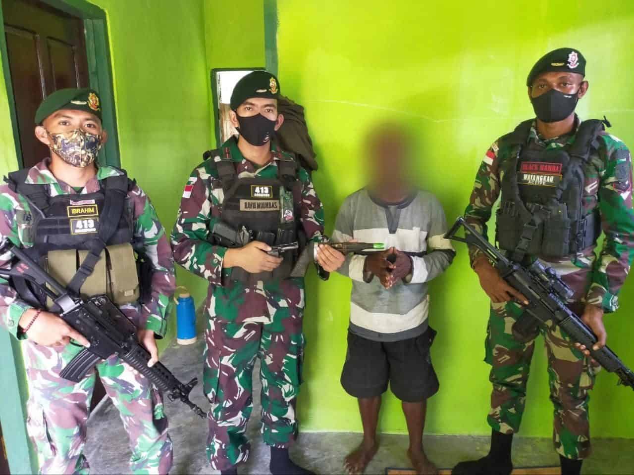 Satgas Yonif MR 413 Kembali Menerima 2 Pucuk Senjata Rakitan dari Warga Papua