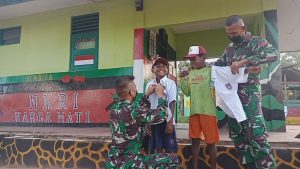 Kebahagiaan Aldrian Dan Riky Saat Dapat Hadiah Dari Satgas Yonif 125/Si’mbisa