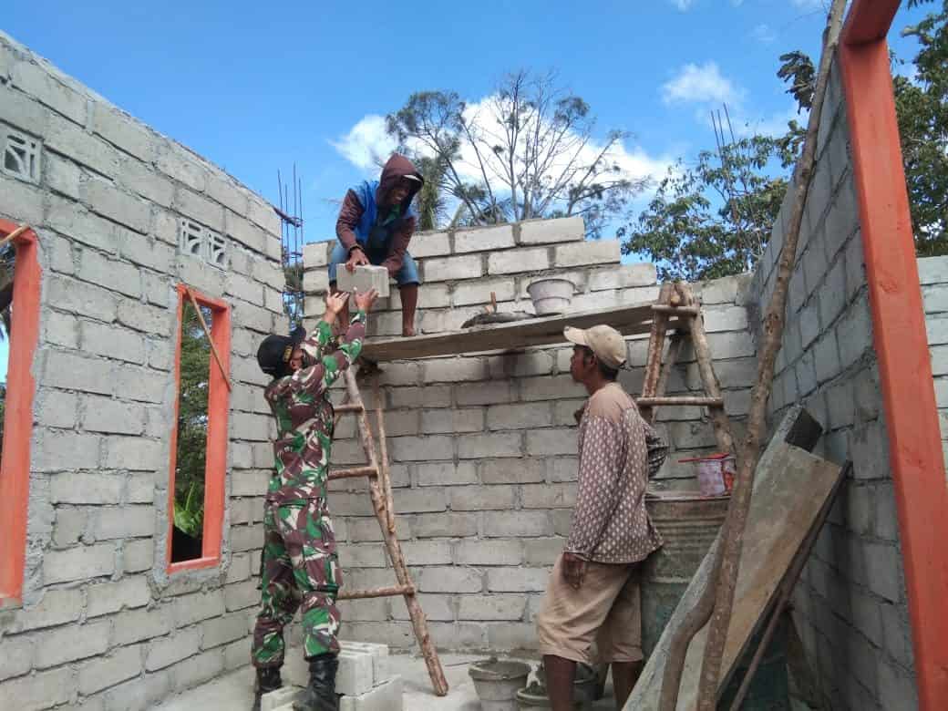 Satgas Yonarmed 3/105 Tarik Bantu Bangun Rumah Warga Alas Utara