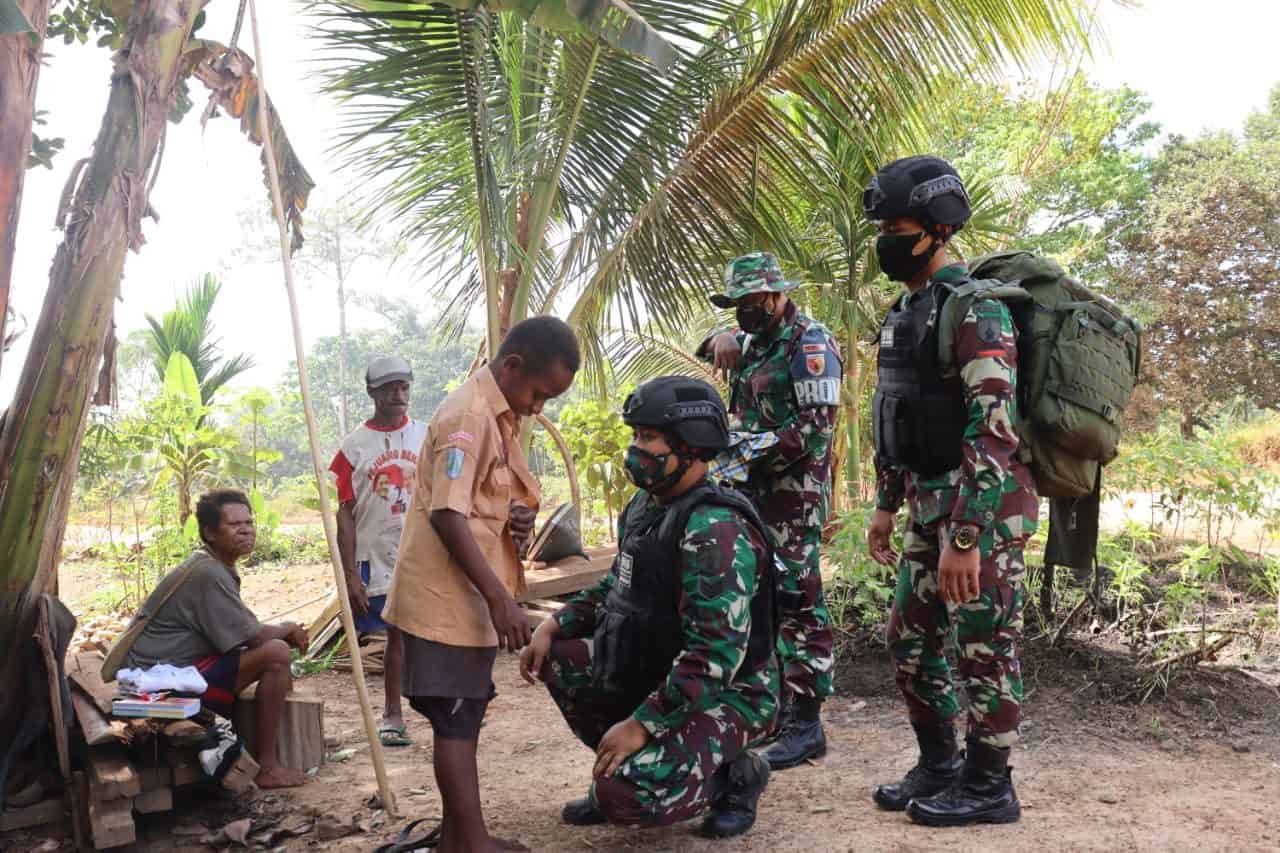 Satgas Pamtas Yonif Mekanis 516/CY Bagikan Seragam Sekolah dan Buku Tulis