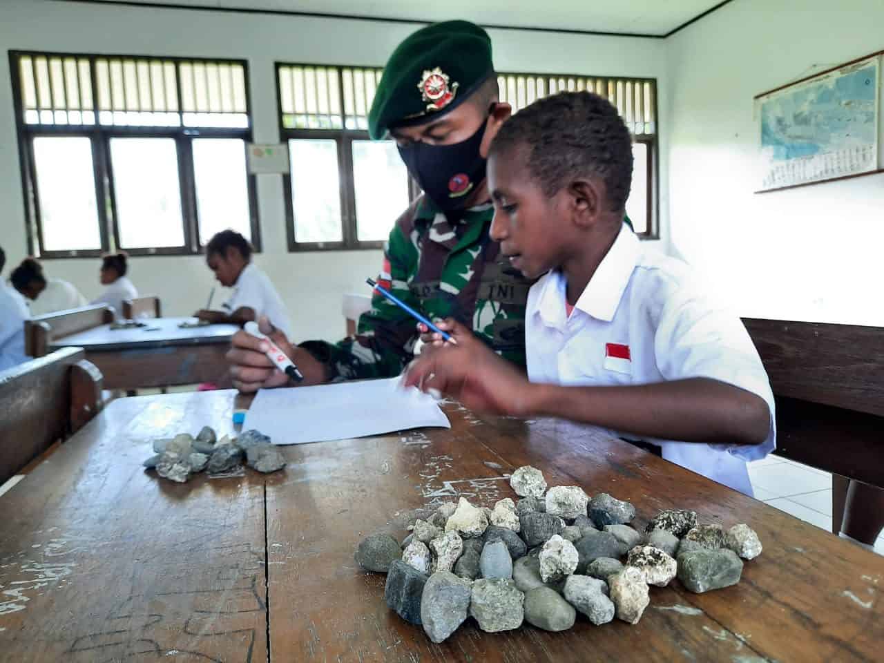 Ajarkan Metode Hitung Batu, Kiat Satgas Yonif MR 413 Cerdaskan Anak Papua