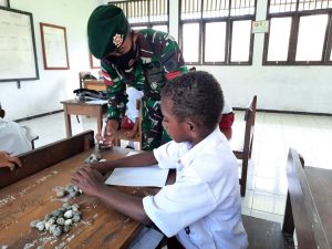 Ajarkan Metode Hitung Batu, Kiat Satgas Yonif MR 413 Cerdaskan Anak Papua