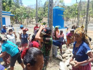 Cegah Longsor, Satgas Yonarmed 3/105 Tarik bersama Warga Haumeniana Bangun Bronjong