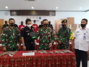 Satgas Yonif MR 413 Gelar Jumpa Pers Bersama Bea Cukai Terkait Penangkapan Penyelundup Ganja