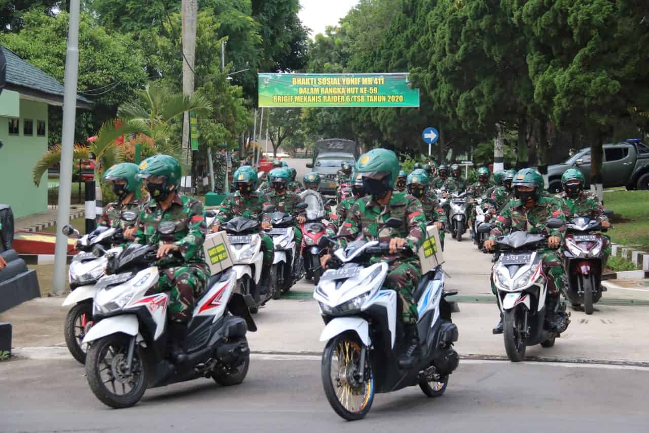 Puluhan Prajurit Yonif MR 411 Pandawa Konvoi Naik Motor Bagikan Sembako