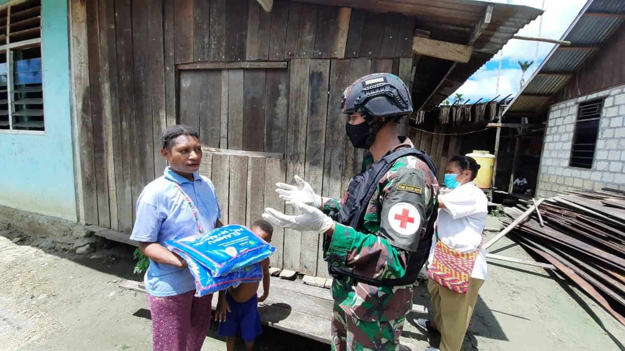 Cegah Malaria, Satgas Yonif R 100 Bagikan Kelambu Anti Nyamuk di Kampung Banda