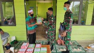 Peringati Maulid Nabi Muhammad SAW, Satgas Yonif 642/Kps Bagikan Al-Quran