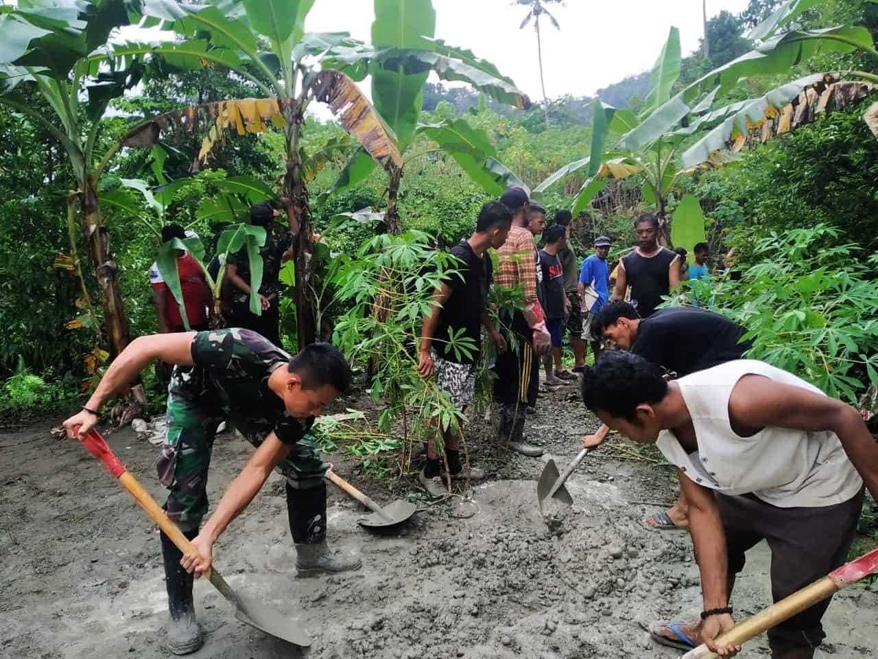 Bergotong-Royong, Satgas Yonif RK 732 Bersama Warga Waikiku Bangun Jembatan dan Jalan