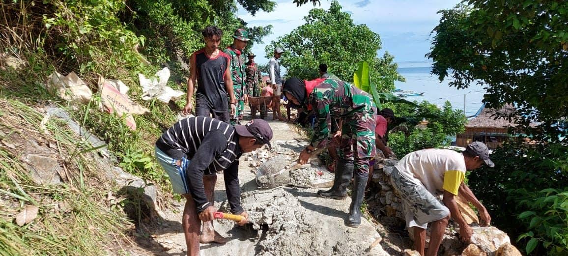 Bersama Masyarakat, Satgas Yonif RK 732 Gotong-Royong Perlebar Jalan Kampung