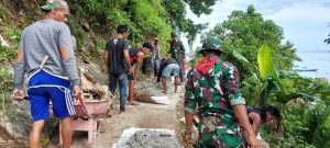 Bersama Masyarakat, Satgas Yonif RK 732 Gotong-Royong Perlebar Jalan Kampung