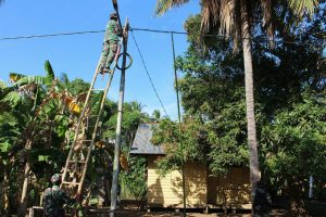 Warga Kampung Kondo Nikmati Listrik Lagi, Satgas Yonif 125 Perbaiki PLTS Yang Rusak