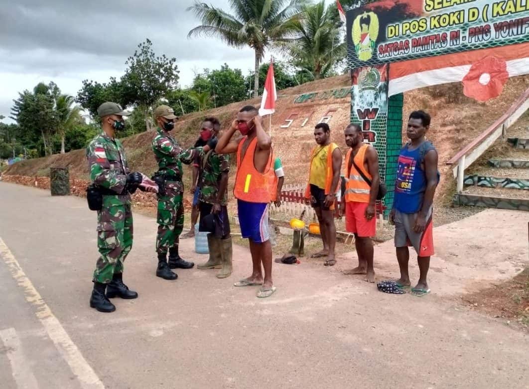 atgas Yonif Mekanis 516/CY, Bagikan Masker Kepada Pekerja Perkebunan di Perbatasan