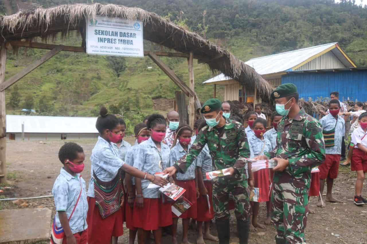 Sayang Anak Papua, Satgas Yonif R 323/BP Bagikan Buku Kepada SD Inpres Mbua