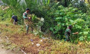 Satgas Yonif 407 Bersama Warga Sungai Pisau Kerja Bakti Bersihkan Lingkungan