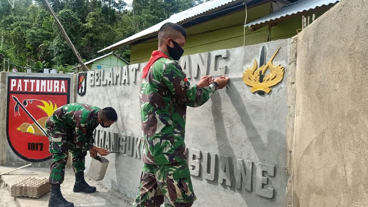 Satgas Yonif RK 732 Bangun Monumen di Pemukiman Suku Pedalaman Mausu Ane