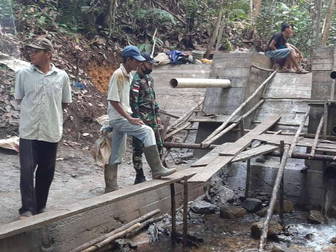 Bantu Atasi Masalah Air Bersih, Satgas Yonif 642/Kps Bantu Perbaiki Bendungan Air 2