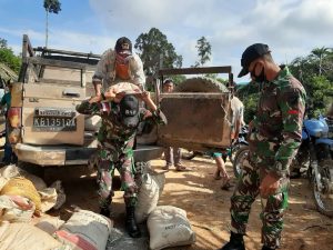 Bantu Atasi Masalah Air Bersih, Satgas Yonif 642/Kps Bantu Perbaiki Bendungan Air JAKARTA, tniad.mil.id – Satgas Pamtas RI-MLY Yonif 642/Kps bersama masyarakat bergotong royong memperbaiki bendungan air di Kelurahan Jagoi, Kecamatan Jagoi Babang, Kabupaten Bengkayang. Dansatgas Pamtas RI-Malaysia Yonif 642/Kps, Letkol Inf Alim Mustofa di Pos Kotis Entikong, Senin, (16/11/2020) di Kabupaten Sanggau mengatakan, kegiatan gotong royong bersama dengan masyarakat tersebut juga merupakan implementasi dari salah satu metode yang dilakukan personel Satgas dalam pembinaan teritorial yang dilaksanakan selama bertugas di perbatasan. “Perbaikan bendungan ini untuk keperluan warga dalam memenuhi kebutuhan air bersih yang akan dialirkan dari sungai menuju ke rumah-rumah warga, ” kata Dansatgas. Dansatgas menjelaskan, kegiatan gotong royong tersebut merupakan sarana komunikasi sosial (Komsos) bersama dengan masyarakat dalam pemberdayaan masyarakat di perbatasan. Hal itu dilakukan agar ketahanan wilayah perbatasan semakin kuat. “Hal itu juga sebagai tolok ukur kemanunggalan TNI dengan rakyat sebagai garda terdepan, sekaligus benteng terakhir dalam menjaga pertahanan negara, TNI tidak terlepas dari dukungan rakyat,” tukas Dansatgas. (Dispenad).