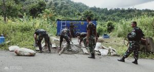 Kesulitan Air, Satgas Yonif R 100 Bangun Bak Penampungan di Kampung Ukswar