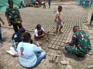 Bersama Aparat Pemerintah Kampung Kuler, Satgas Pamtas Yonif 125 Fasilitasi Warga Membuat Batu Bata