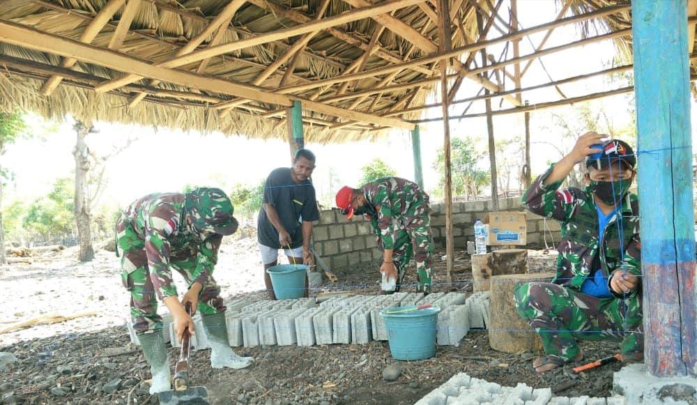 Satgas Yonarmed 3/105 Tarik Wujudkan Mimpi Tius Fui Miliki Rumah Layak Huni