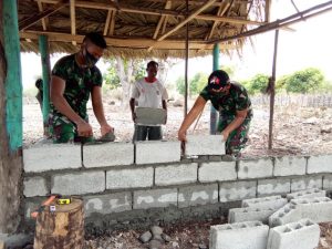 Satgas Yonarmed 3/105 Tarik Wujudkan Mimpi Tius Fui Miliki Rumah Layak Huni