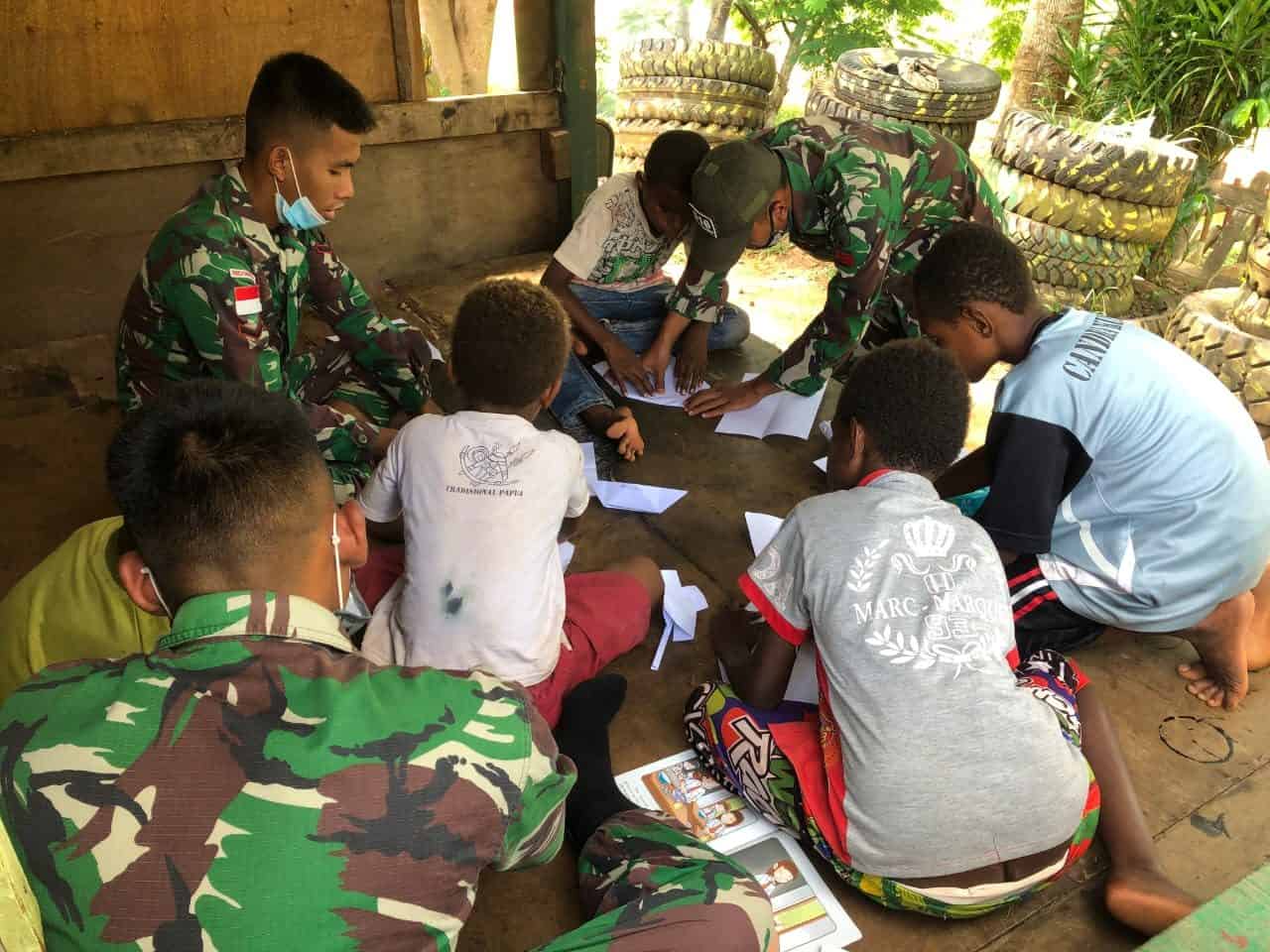 Satgas Yonif Mekanis 516/CY Ajarkan Seni Origami pada Anak-Anak di Perbatasan Papua