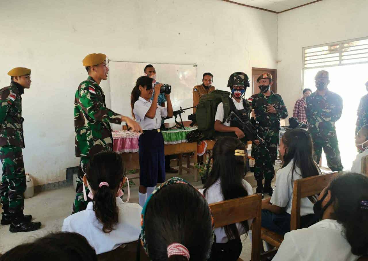 Tanamkan Cinta Tanah Air Generasi Muda, Satgas Yonarmed 3/105 Tarik Adakan Pameran Senjata Di Sekolah