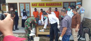 Bersinergi Dengan Polres Bengkayang, Satgas Yonif 642 Musnahkan 1,1 Kg Narkoba