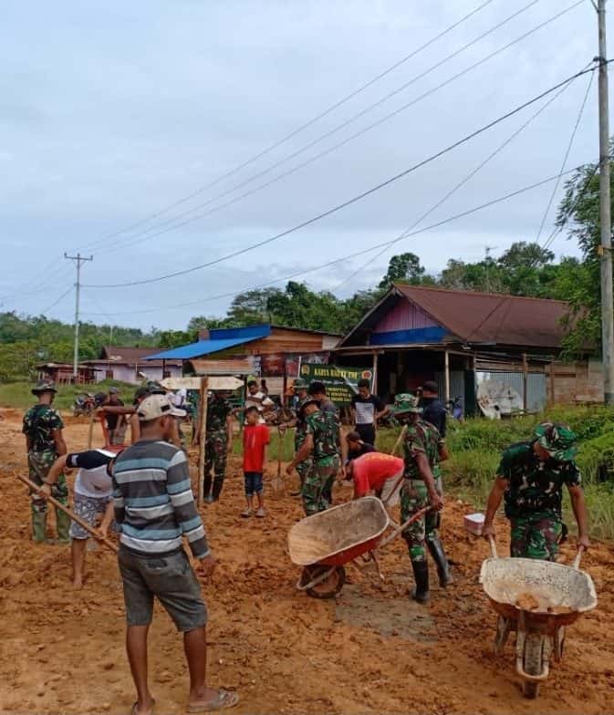 Satgas Pamtas Yonif Mekanis 516/CY Gotong Royong Perbaiki Jalan Kampung di Perbatasan RI-PNG