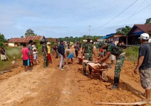 Satgas Pamtas Yonif Mekanis 516/CY Gotong Royong Perbaiki Jalan Kampung di Perbatasan RI-PNG