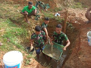 Manfaatkan Limbah Dapur, Satgas Yonif 312/KH Ajak Warga Budidayakan Ikan Lele