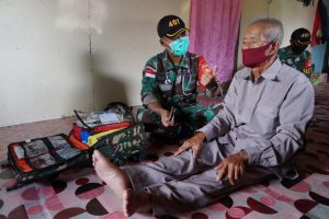 Peduli Veteran di Perbatasan, Satgas Pamtas Yonif 407/PK Berikan Pelayanan Kesehatan