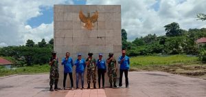 Bersihkan TMP Maluku Tengah, Bakti Satgas Yonif RK 732 Kepada Pahlawan