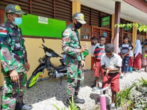 Satgas Yonif MR 413 Konsisten Sosialisasikan Pencegahan Covid-19 di Papua