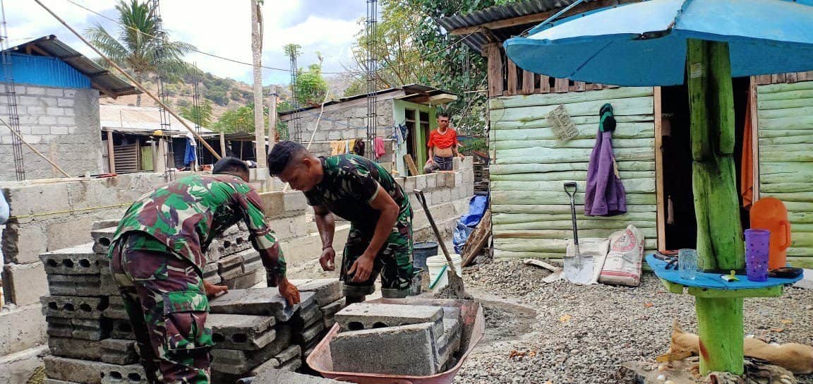 Satgas Pamtas RI-RDTL 744/SYB Bantu Pembangunan Rumah Filomino