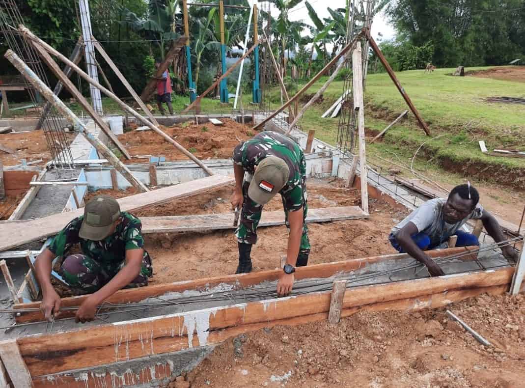 Satgas Pamtas Yonif Mekanis 516/CY Bersama Masyarakat Gotong-Royong Bangun Gereja