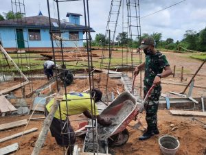 Satgas Pamtas Yonif Mekanis 516/CY Bersama Masyarakat Gotong-Royong Bangun Gereja